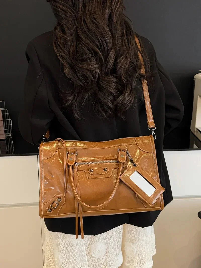 Carmela- Stylish Handbag with Spacious Interior & Minimalist Design