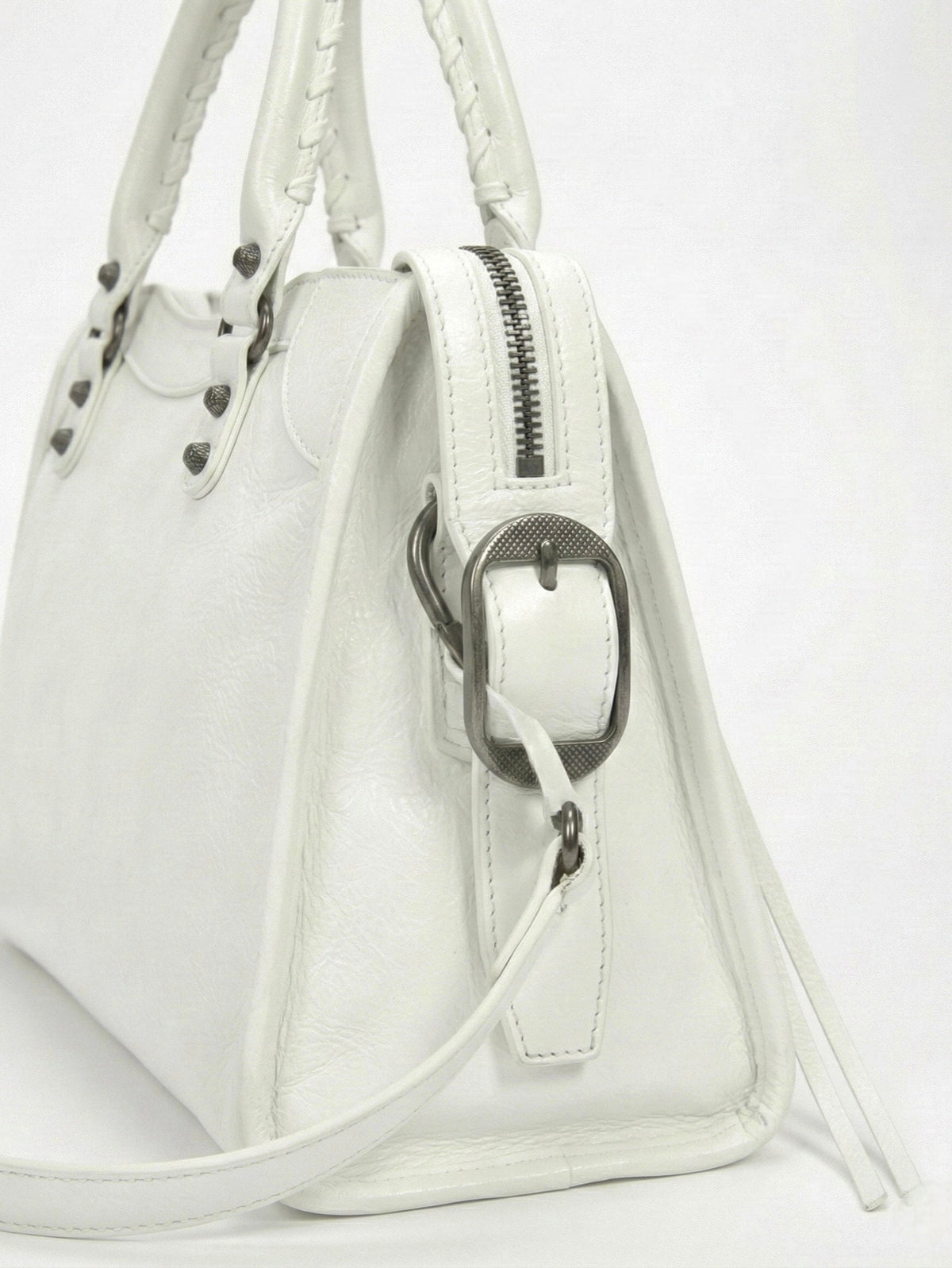 Carmela- Stylish Handbag with Spacious Interior & Minimalist Design
